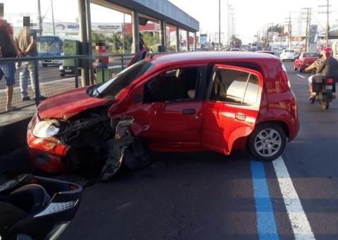 Carro perde o controle e se choca com plataforma do 'Expresso'; motorista ficou ferido