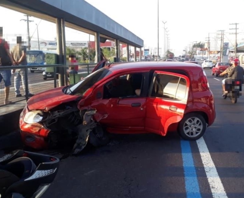 Carro perde o controle e se choca com plataforma do 'Expresso'; motorista ficou ferido