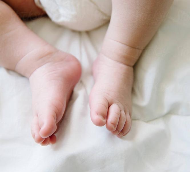 Mulher é presa por deixar carrinho com filha de 4 meses abandonado na rua