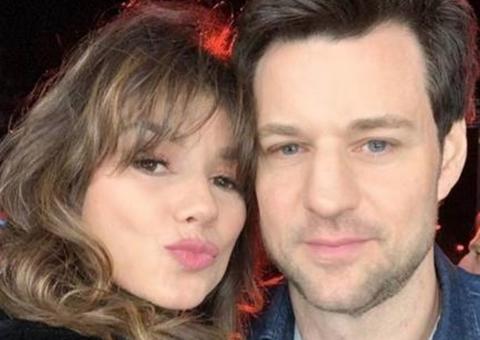 Paula Fernandes chama namorado novo ao palco e ganha beijo surpresa