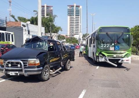 Colisão entre carro e ônibus deixa feridos em avenida de Manaus
