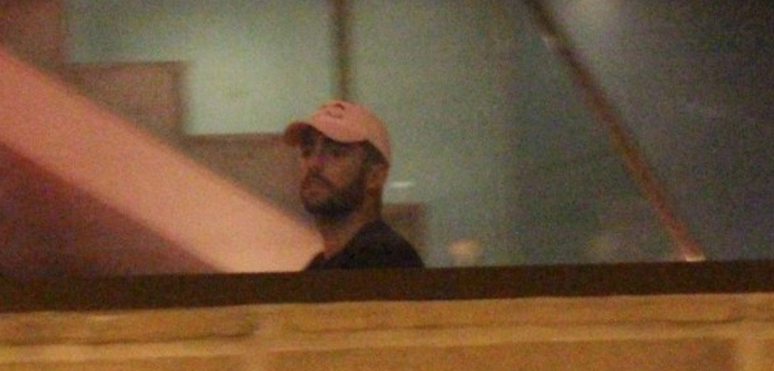 Após término com Anitta, Pedro Scooby passa a noite bebendo com amigos