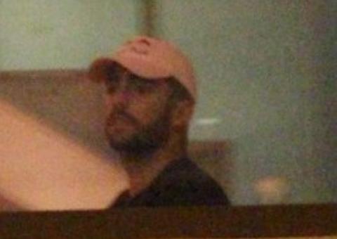 Após término com Anitta, Pedro Scooby passa a noite bebendo com amigos