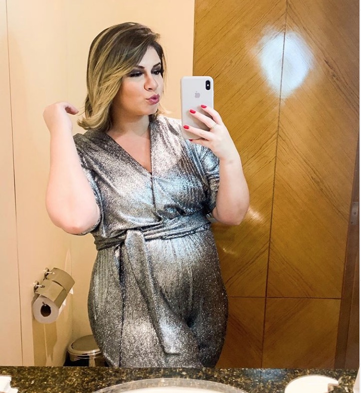 Marília Mendonça mostra barriguinha de grávida e se declara para o filho