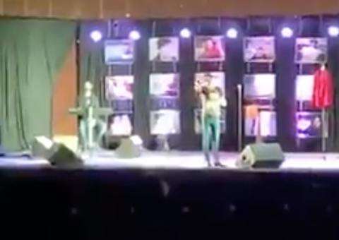 Bolsonaristas hostilizam e interrompem show do humorista Gustavo Mendes