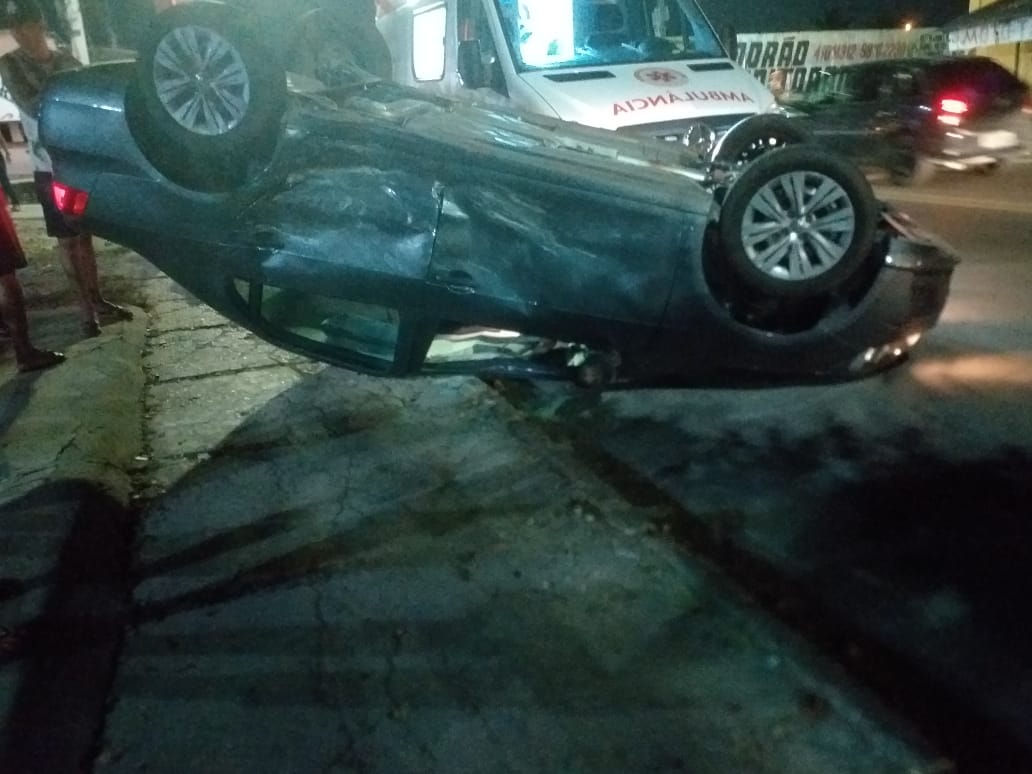 Após colisão, carro capota e deixa uma pessoa ferida em Manaus 