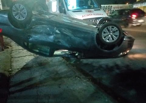 Após colisão, carro capota e deixa uma pessoa ferida em Manaus 