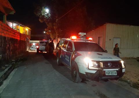 Com pés e mãos amarrados, corpo de mulher é desovado em quintal de residência em Manaus 