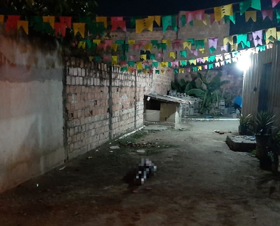 Com pés e mãos amarrados, corpo de mulher é desovado em quintal de residência em Manaus 