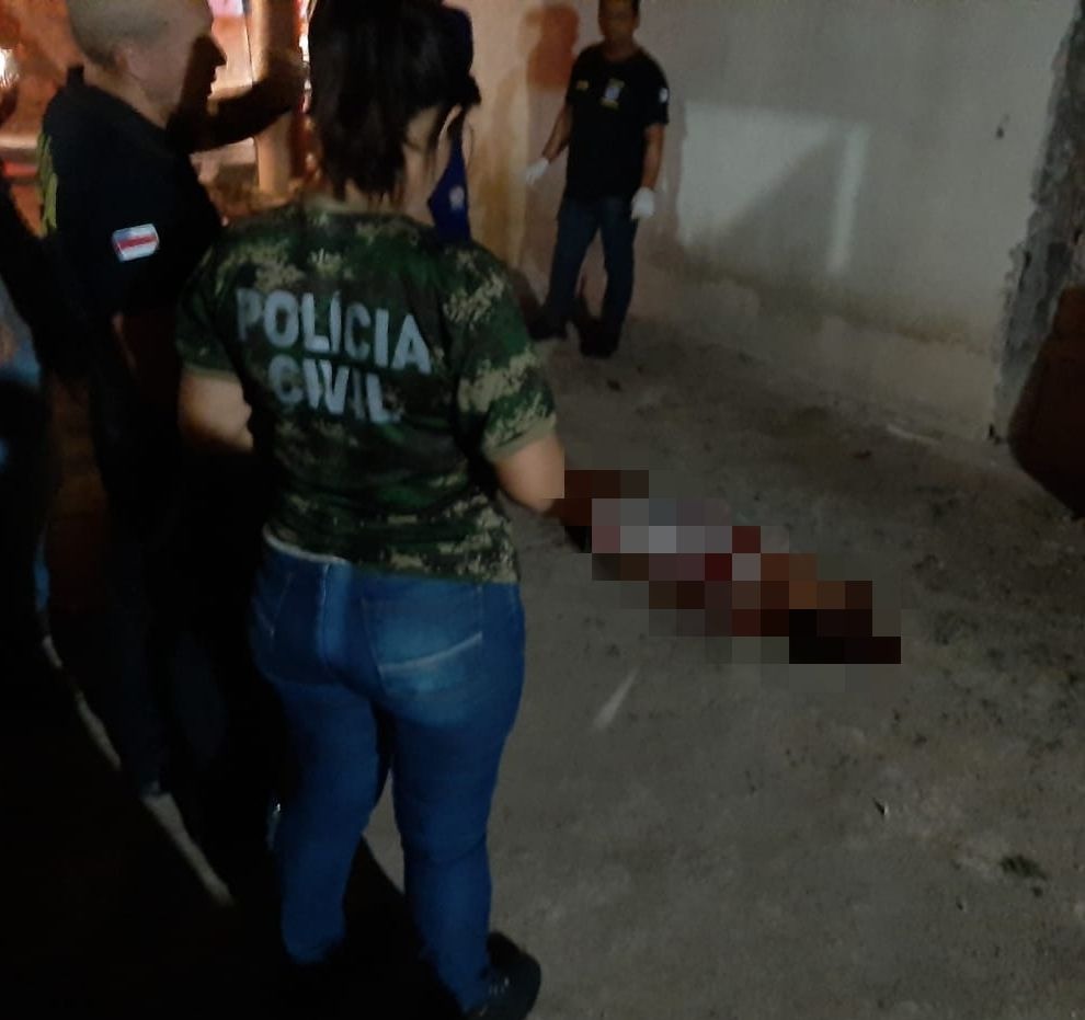 Em Manaus, mulher encontrada em quintal de residência foi morta com 10 facadas 