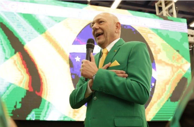 MP notifica dono da Havan por colocar bandeira nacional em cartão