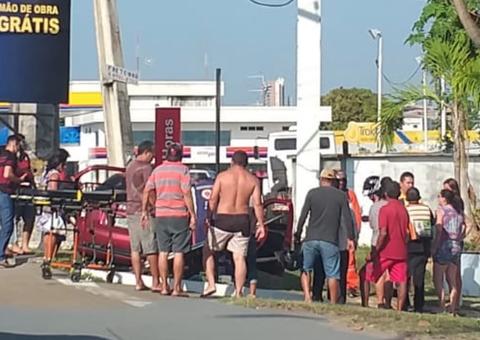 Criança e casal ficam feridos após carro se chocar contra poste em Manaus