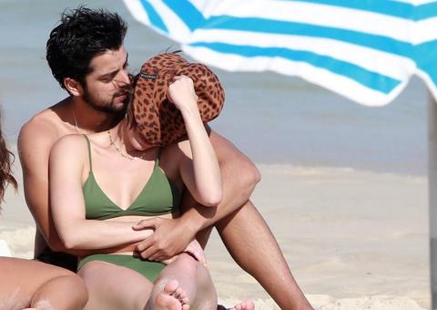  Em dia de folga de Josiane, Ágatha Moreira aproveita para namorar na praia 