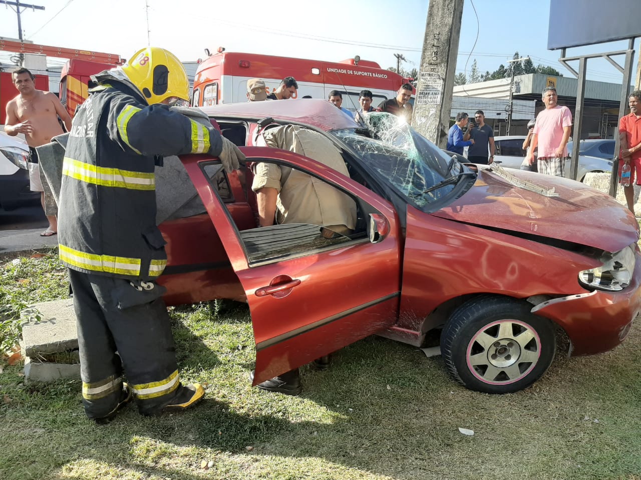 Criança de 3 anos é internada com lesões na cabeça após acidente em avenida de Manaus