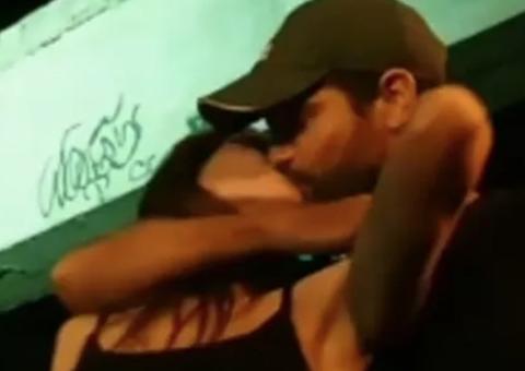 Carol Castro e Bruno Cabrenizo são clicados aos beijos e assumem romance