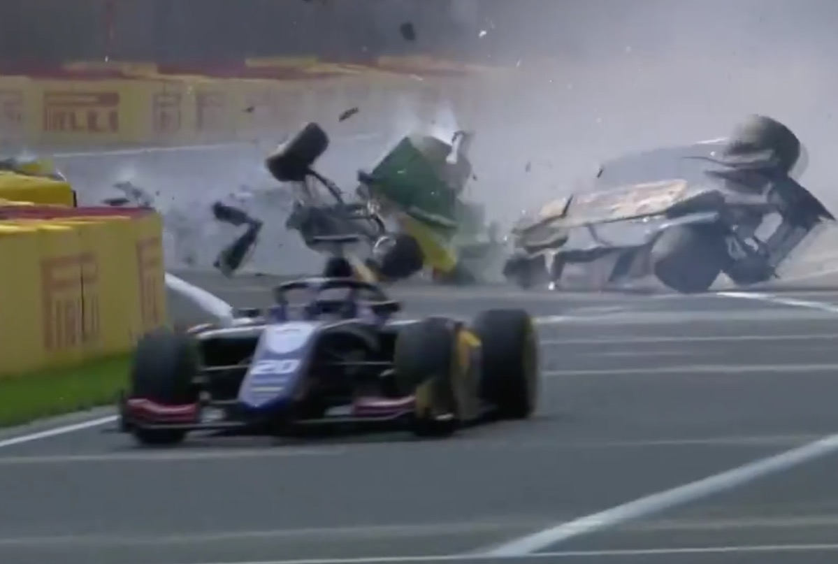 Piloto que sobreviveu a acidente na Fórmula 2 corre risco de perder movimento do pé