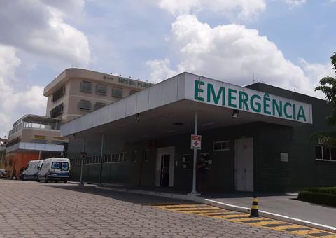 Em Manaus, jovem luta com assaltantes no meio da rua e acaba baleado