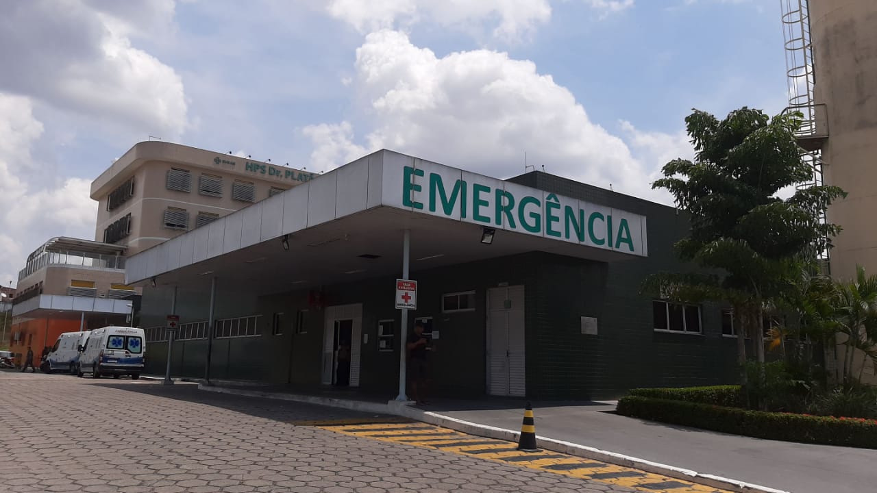 Em Manaus, jovem luta com assaltantes no meio da rua e acaba baleado