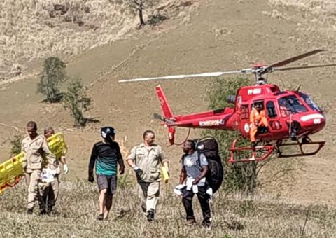 Homem é resgatado com vida após cair com parapente e passar 18h pendurado em árvore
