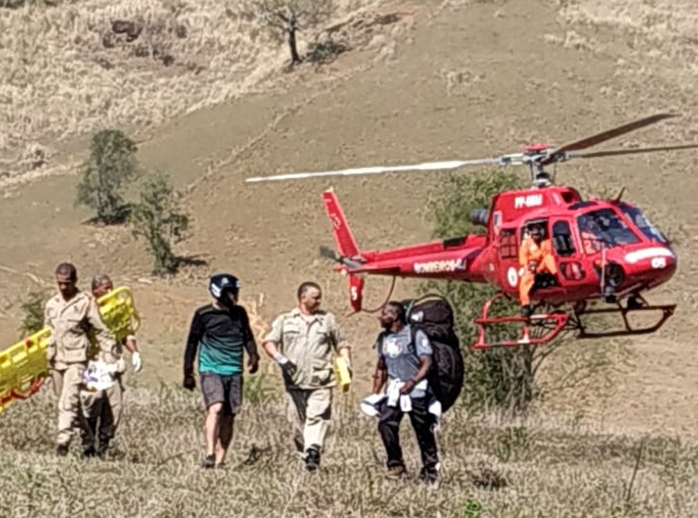 Homem é resgatado com vida após cair com parapente e passar 18h pendurado em árvore