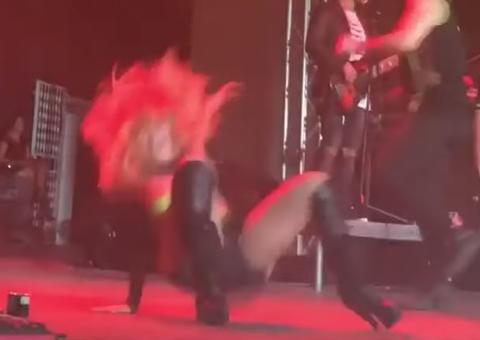 Joelma leva queda no palco durante show no Suriname; vídeo