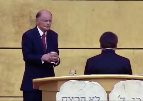 Bolsonaro recebe unção de Edir Macedo e bispo diz que presidente 'vai arrebentar'