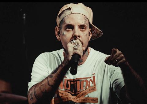 Vídeo: Tico Santa Cruz perde dente durante show em Manaus