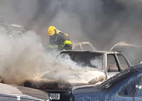 Incêndio em pátio de apreensão destrói 30 carros que iriam a leilão em outubro