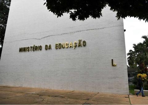MEC bloqueia mais verbas e corte já afeta 11,8 mil bolsas de pós-graduação