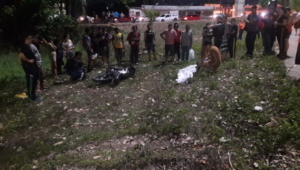 Jovem morre após ser arremessado de moto em grave acidente em avenida de Manaus