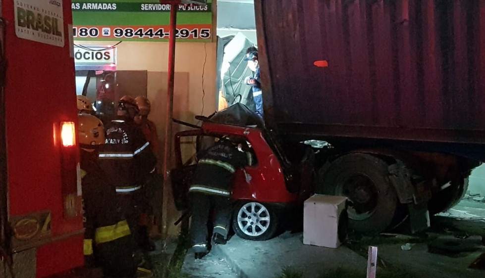 Carreta perde o controle e esmaga carro contra residência em Manaus