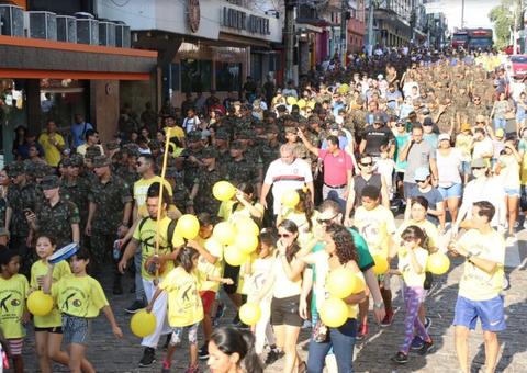 Passeata pelo Setembro Amarelo reúne 700 pessoas em Manaus
