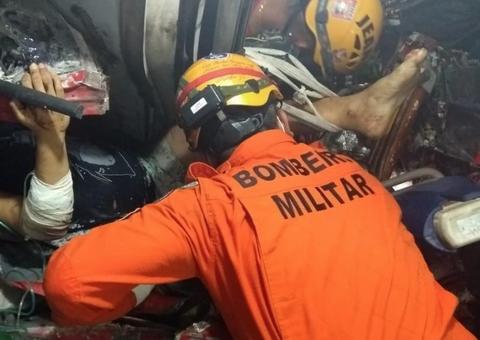 Idoso e bebê de 2 anos estão entre vítimas de grave acidente entre caminhão e carro em Manaus