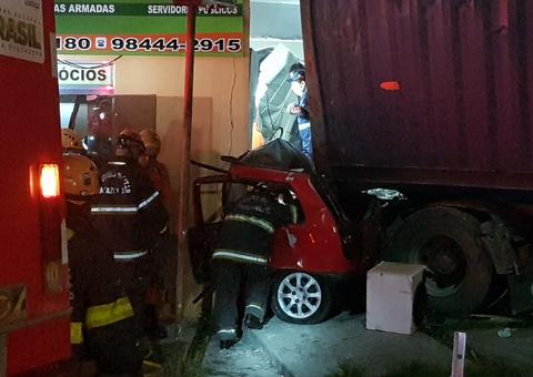 Morre uma das vítimas de acidente envolvendo carreta e carro em Manaus