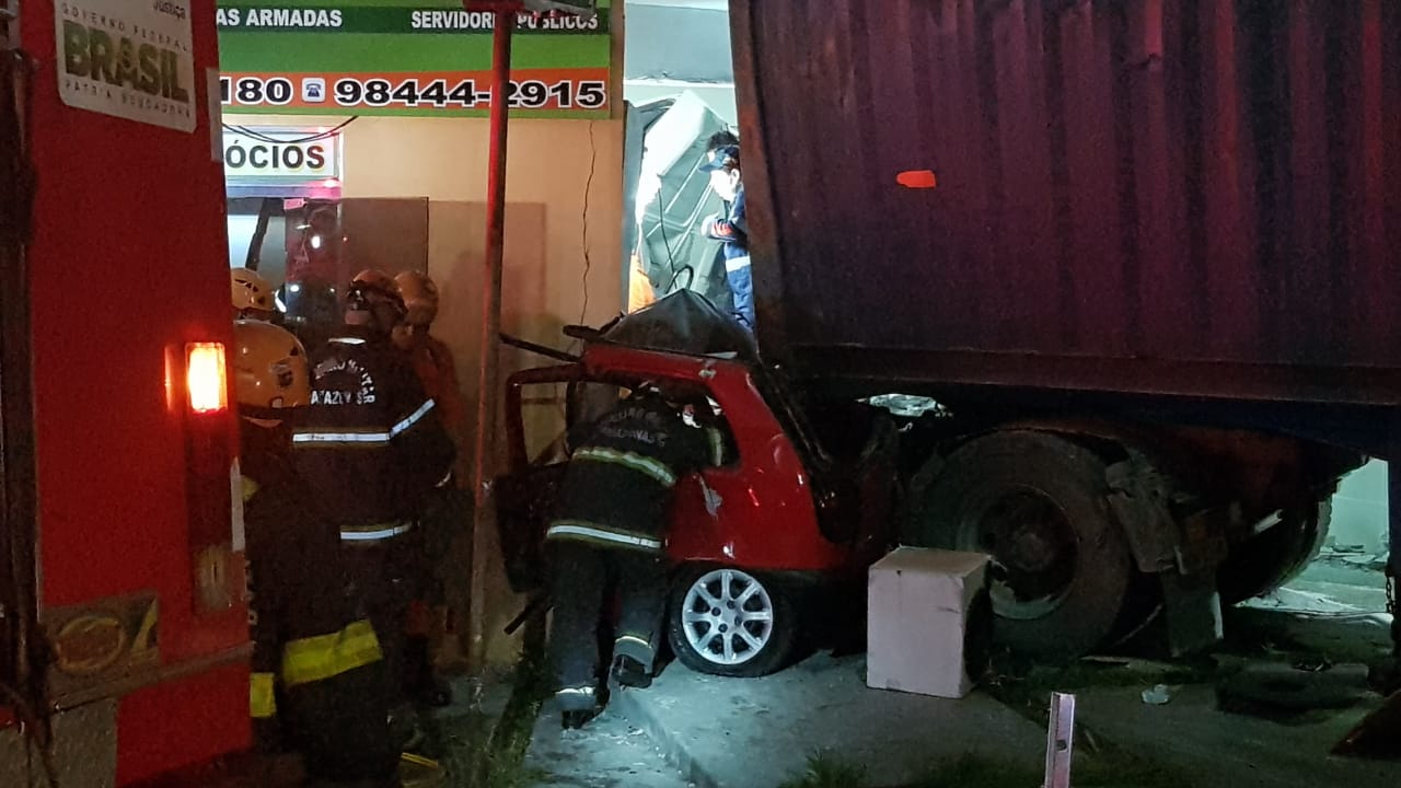 Morre uma das vítimas de acidente envolvendo carreta e carro em Manaus