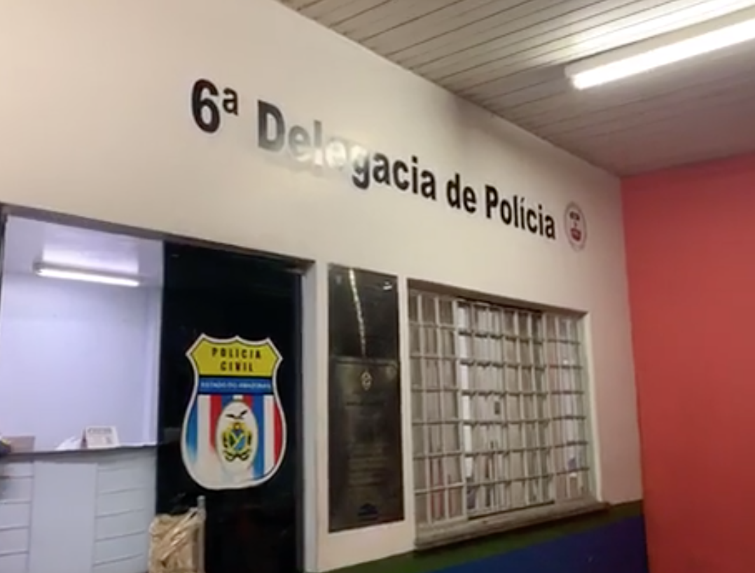 Após roubar moto, dupla é agredida por populares em Manaus 