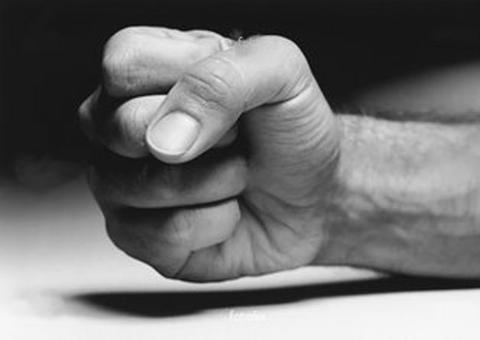 Após tentar assaltar homem, dupla é capturada e leva surra de moradores em Manaus