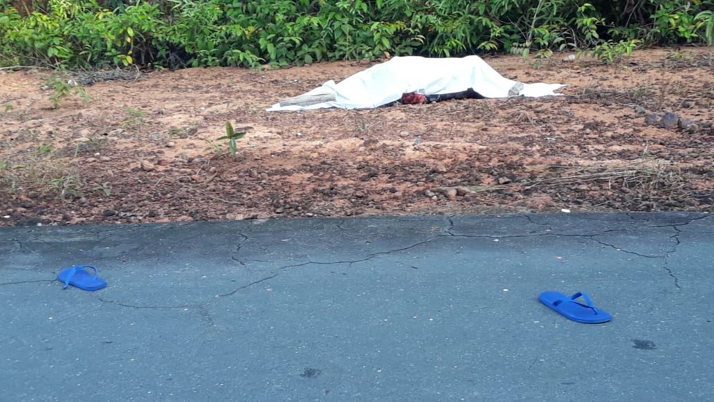 Ao voltar para casa, vigilante encontra casal baleado em área de condomínio de luxo em Manaus