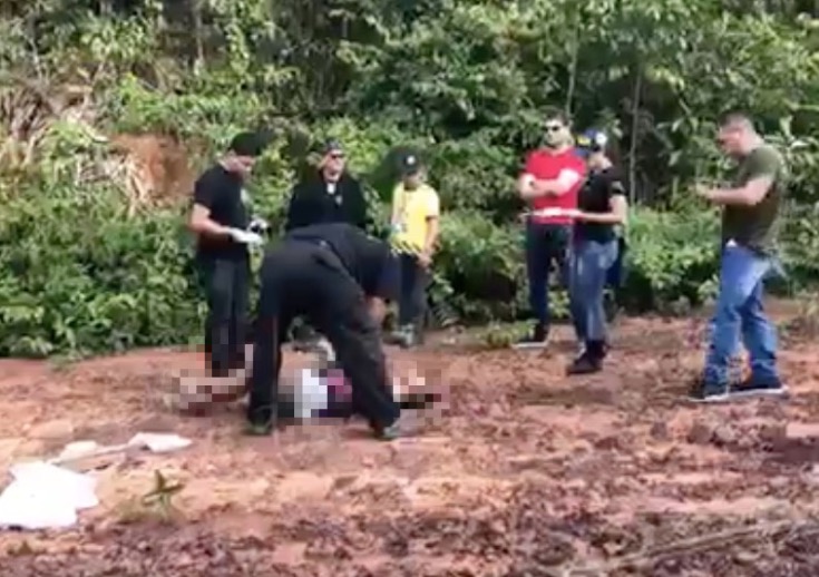 Mulher encontrada morta na Ponta Negra foi executada à queima roupa; homem ficou agonizando