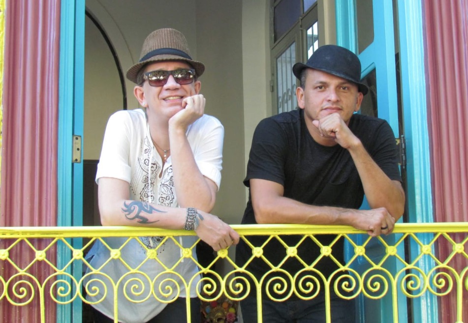 Isaac Amorim e Luso Neto cantam sucessos das Divas da MPB no show Elas por Eles