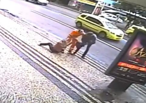 Homem se veste de gari e assalta mulher; Veja vídeo