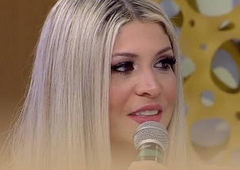 ‘Fiquei com uma terceira bunda’, diz cantora Adryana Ribeiro após procedimento estético