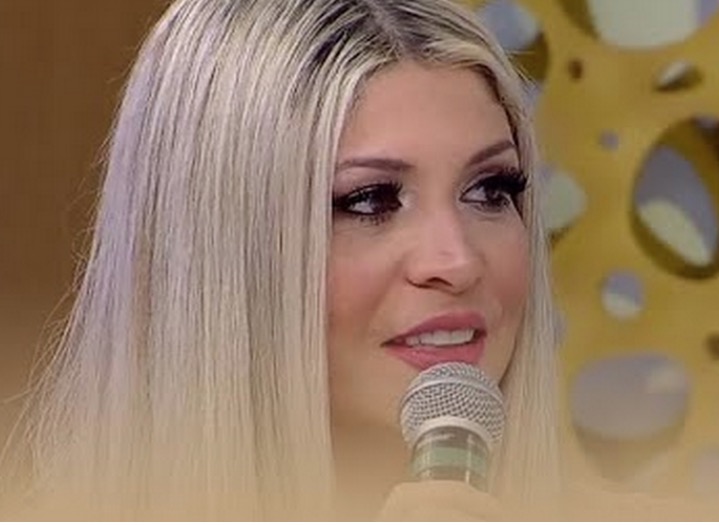 ‘Fiquei com uma terceira bunda’, diz cantora Adryana Ribeiro após procedimento estético