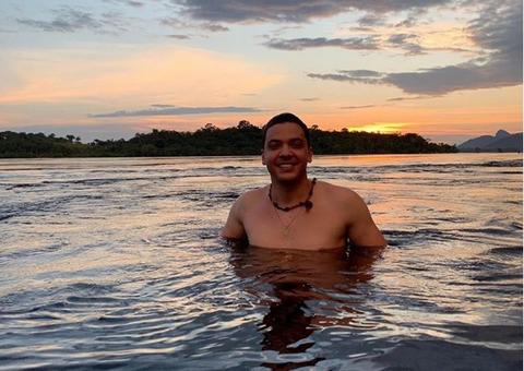 No Amazonas, Wesley Safadão posa no Rio Negro e se declara à terrinha