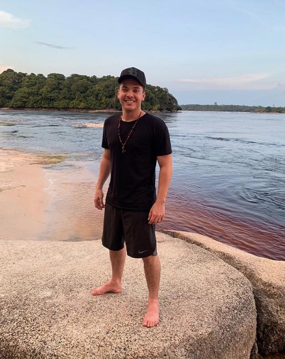 No Amazonas, Wesley Safadão posa no Rio Negro e se declara à terrinha