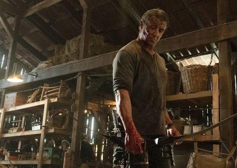 Sylvester Stallone encara a morte no novo trailer de Rambo Até o Fim