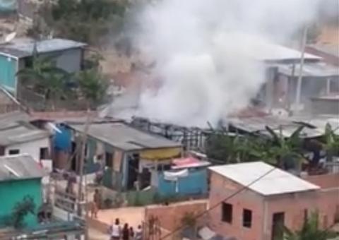 Vídeo: Casa fica destruída após incêndio em Manaus