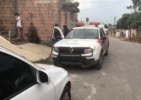 Mulher é assassinada a tiros em frente à própria casa em Manaus