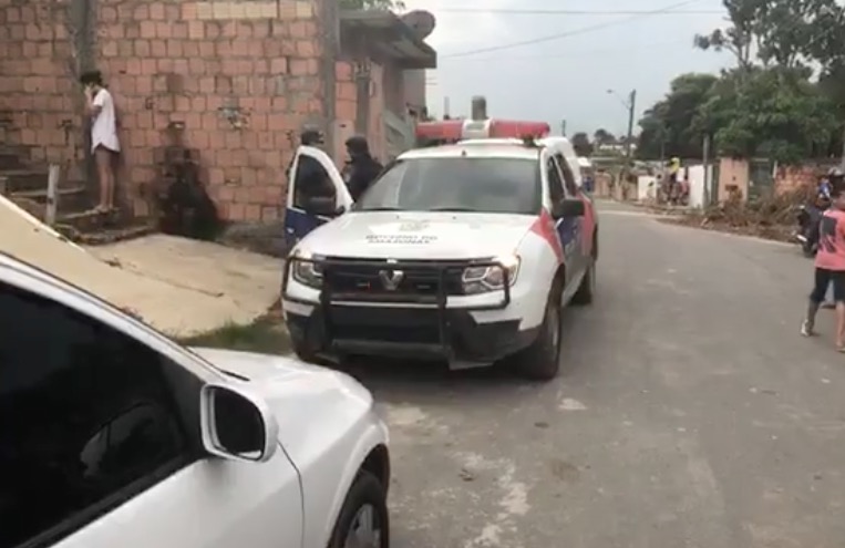 Mulher é assassinada a tiros em frente à própria casa em Manaus