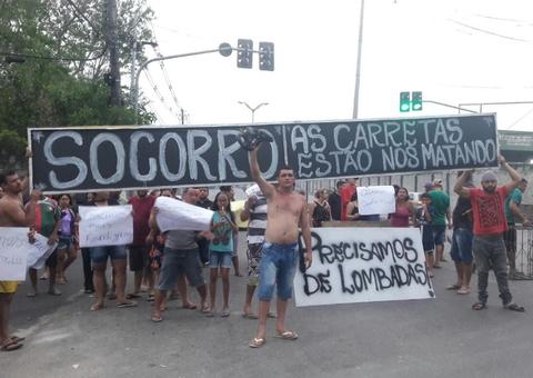 População faz manifestação após morte de vítima de acidente entre carreta e carro em Manaus